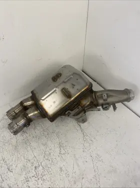2cr-147300-00 Yamaha Exhaust Catalytic Converter Yzf R1 Rn32 2015-2019 Pn